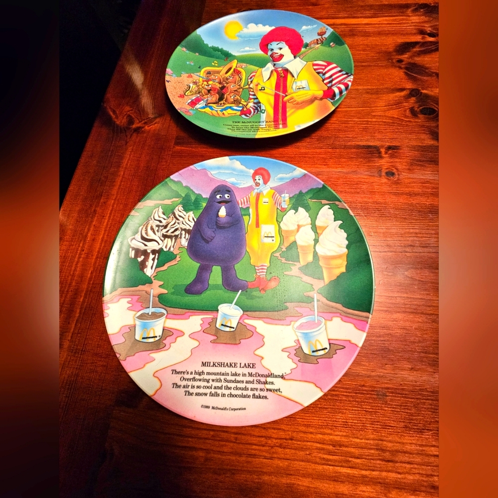 Set of two McDonald's Melamine dinner plates in‎ vert good condition